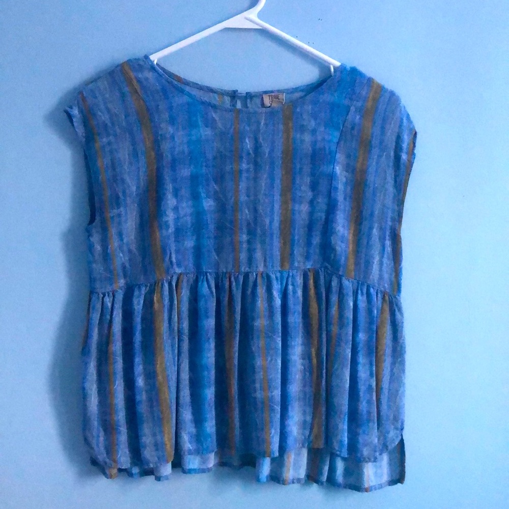 This is a super cute and flowy top!